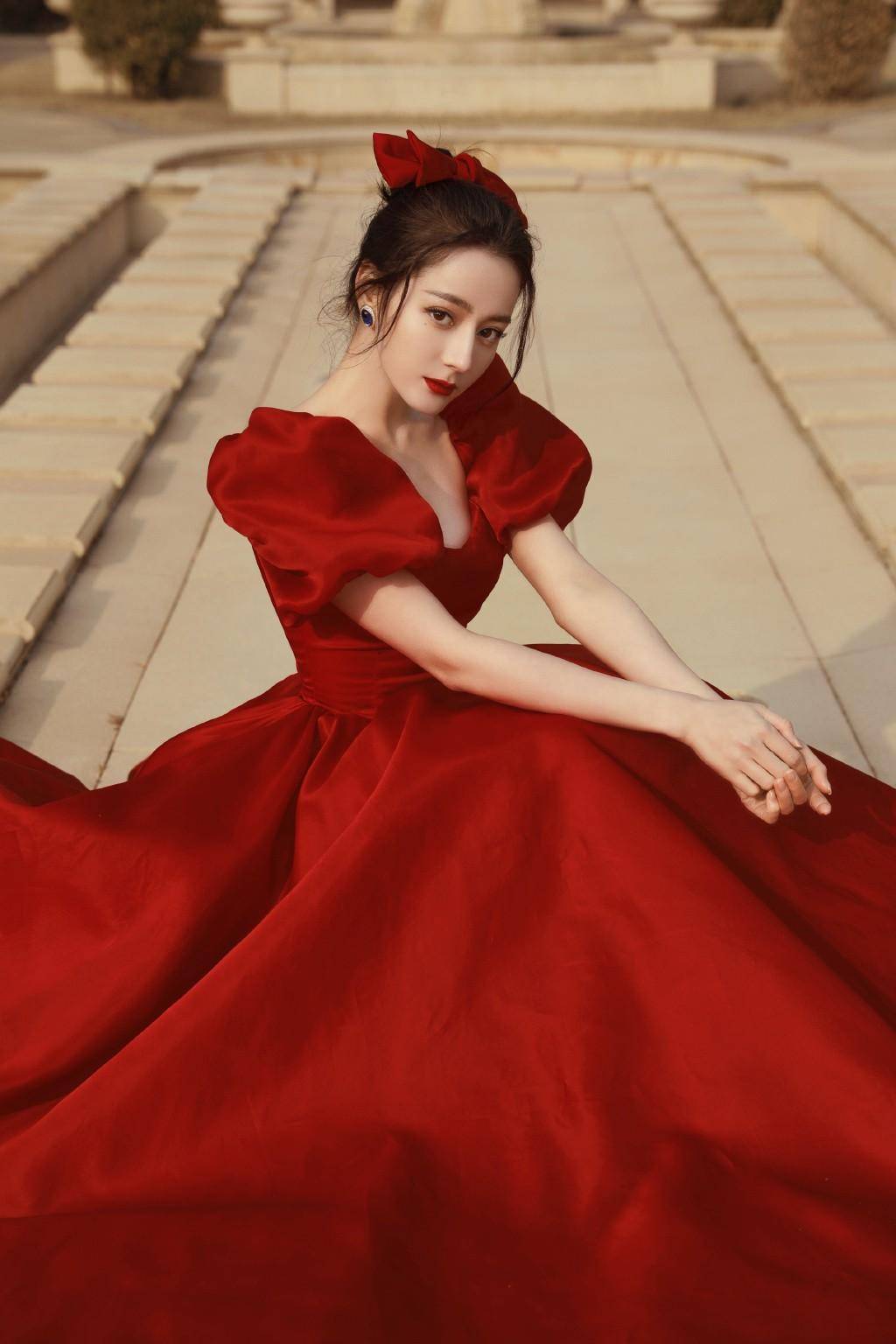 迪丽热巴这红裙造型也太少女了,肤白貌美,迪士尼在逃公主既视感_红色