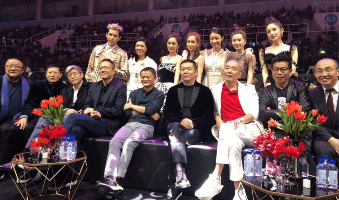 在史玉柱po出的一张现场照片上,甚至还能看到吴亦凡.