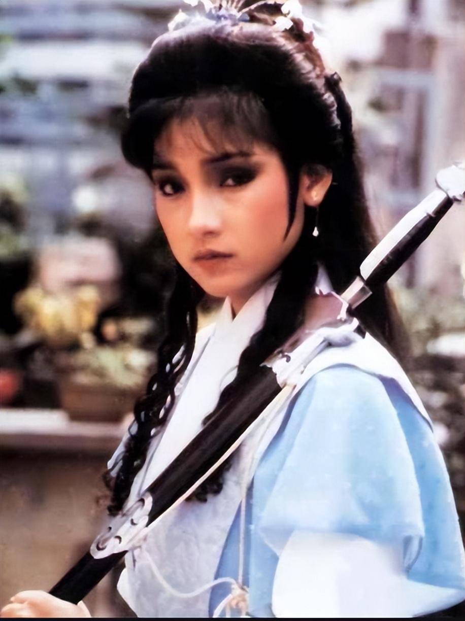 她曾是《笑傲江湖》里的"岳灵珊",是个十足的美人儿
