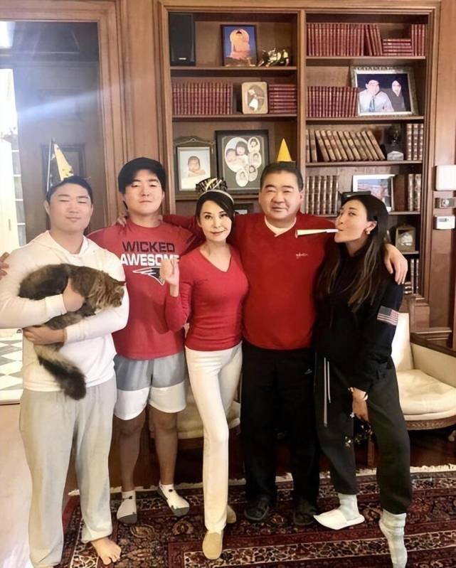 曝光,定居美国生活富裕,女儿遗传妈妈魔鬼身材_胡芷欣_胡兆明_照片