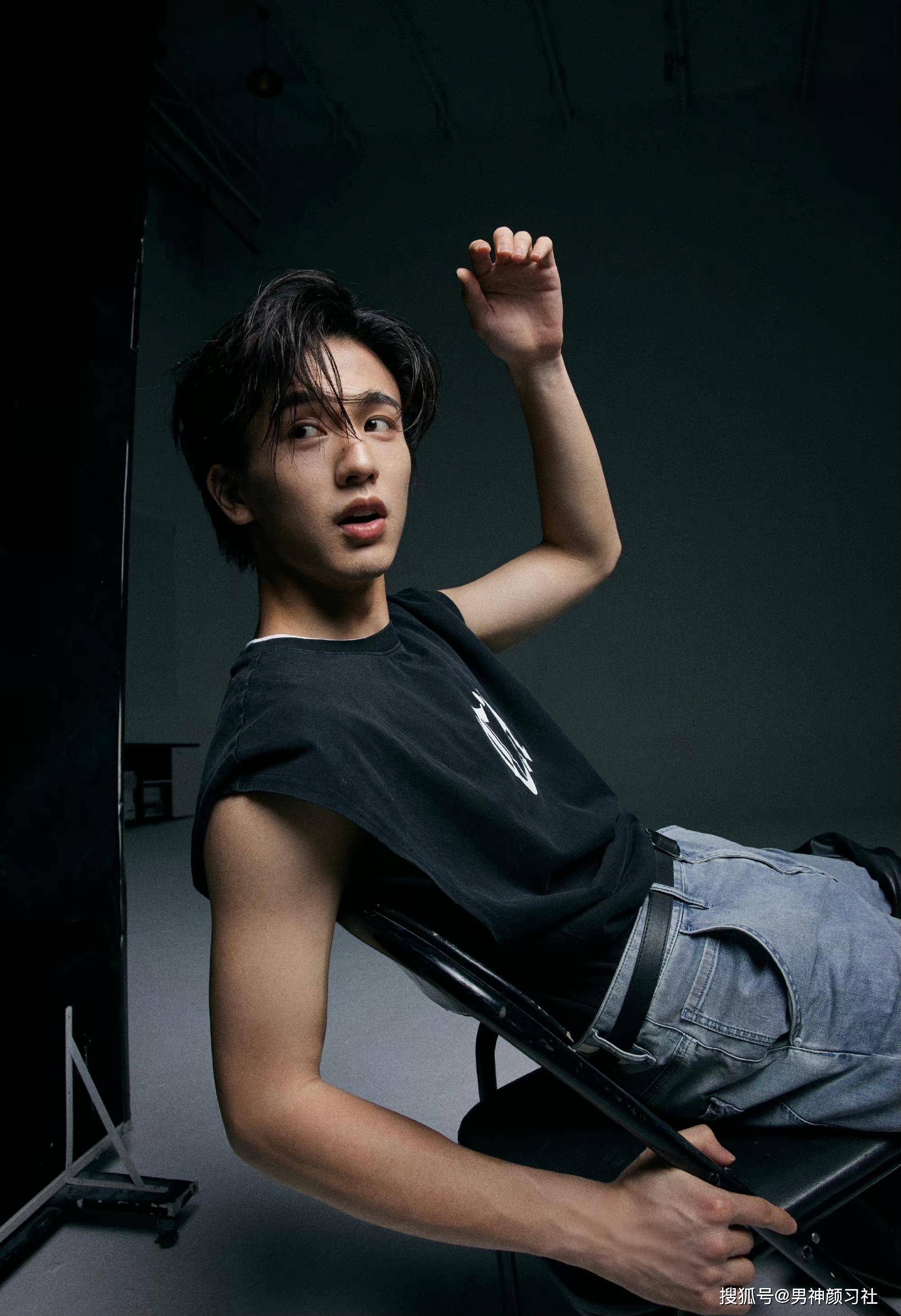 请看一下张凌赫_衬衫_polo_时候