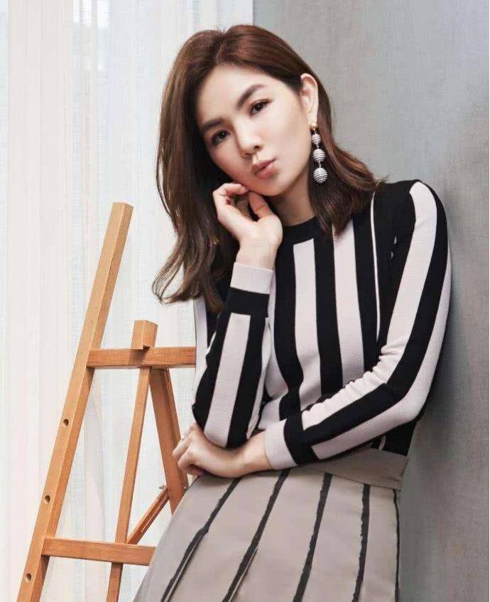 ella杂志大片太上头,露背针织裙秀出美背,身材时尚迷人_造型_裙装_的