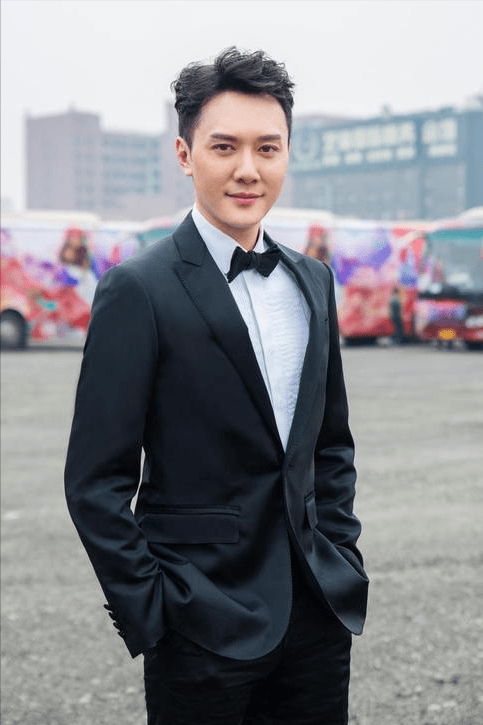 还没毕业时冯绍峰就接到了他人生中的第一部电影《星星串》