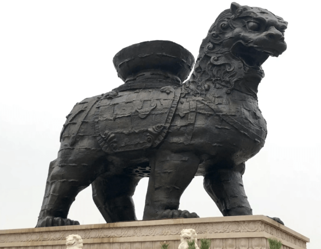 在现场指挥的调度下,4台重型吊车密切配合,把新沧州铁狮悬吊到早已