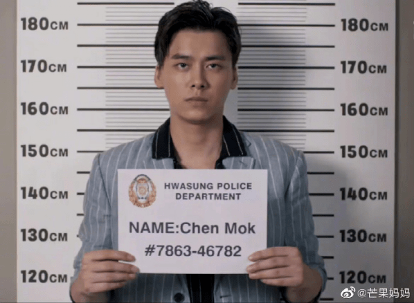 李易峰估计就是在这个环节供认出自己多次嫖娼的违法事实),接着戴手铐