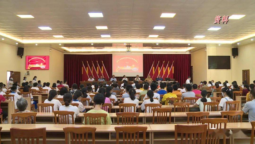 学生9000多人;中考考上高州中学50人,"缅茄杯"竞赛初三级有21人获奖