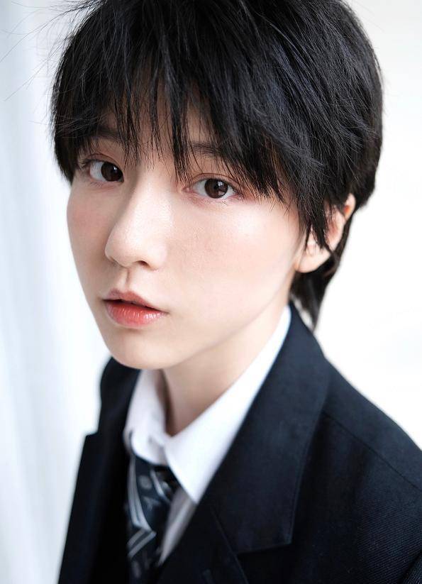 "诸葛大力"终于穿上jk制服,看清效果后,网友:这不那谁嘛_jk_穿着_头发