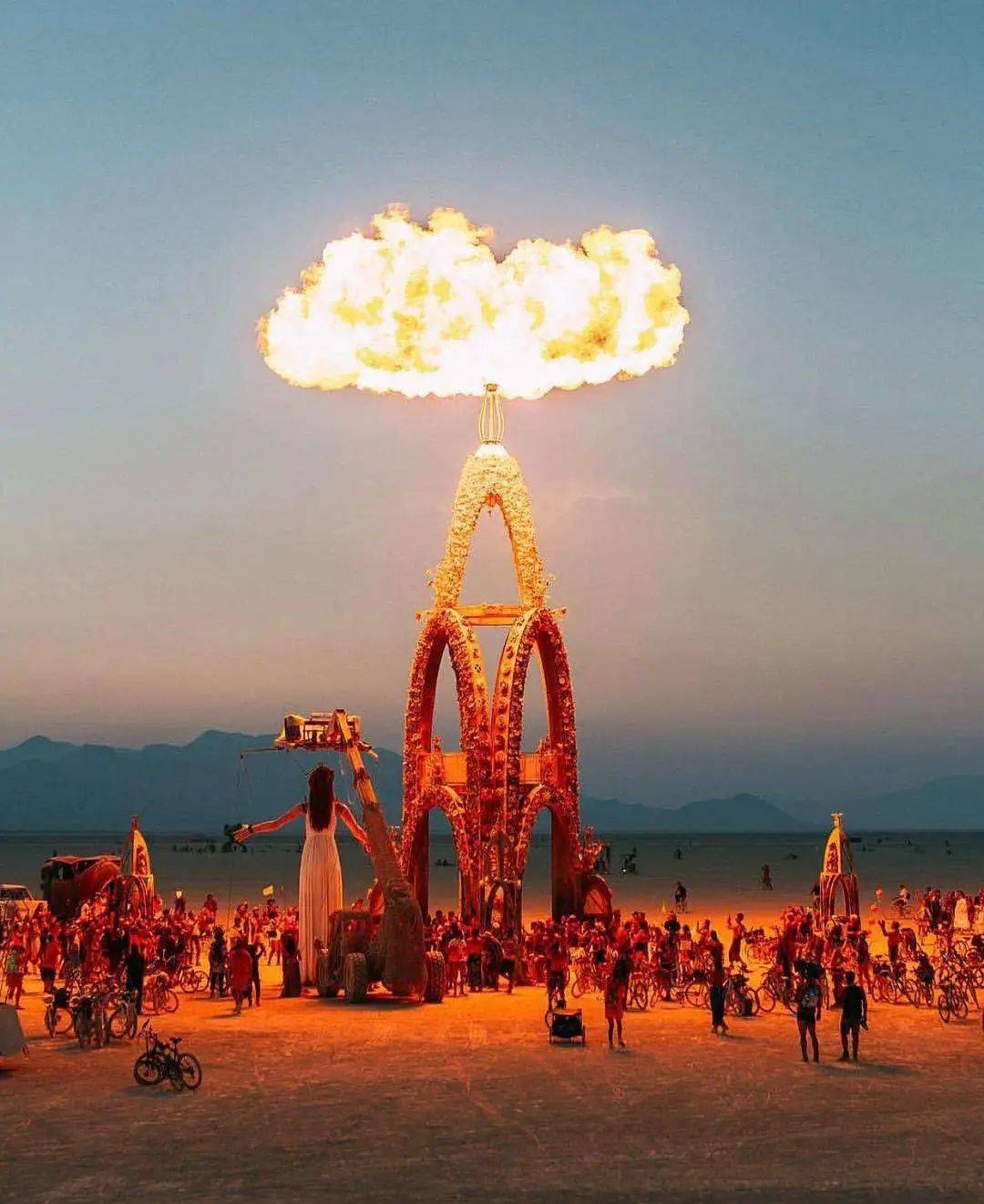 美国"火人节"停办2年后回归,35张照片看地球上最疯狂的狂欢_节日_远离