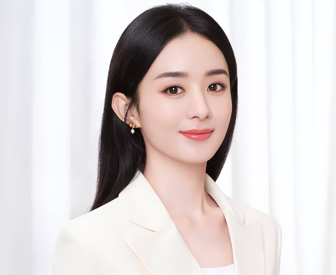 34岁赵丽颖拍时尚大片,p图太过比例失调,网友表示认不出_杂志_照片