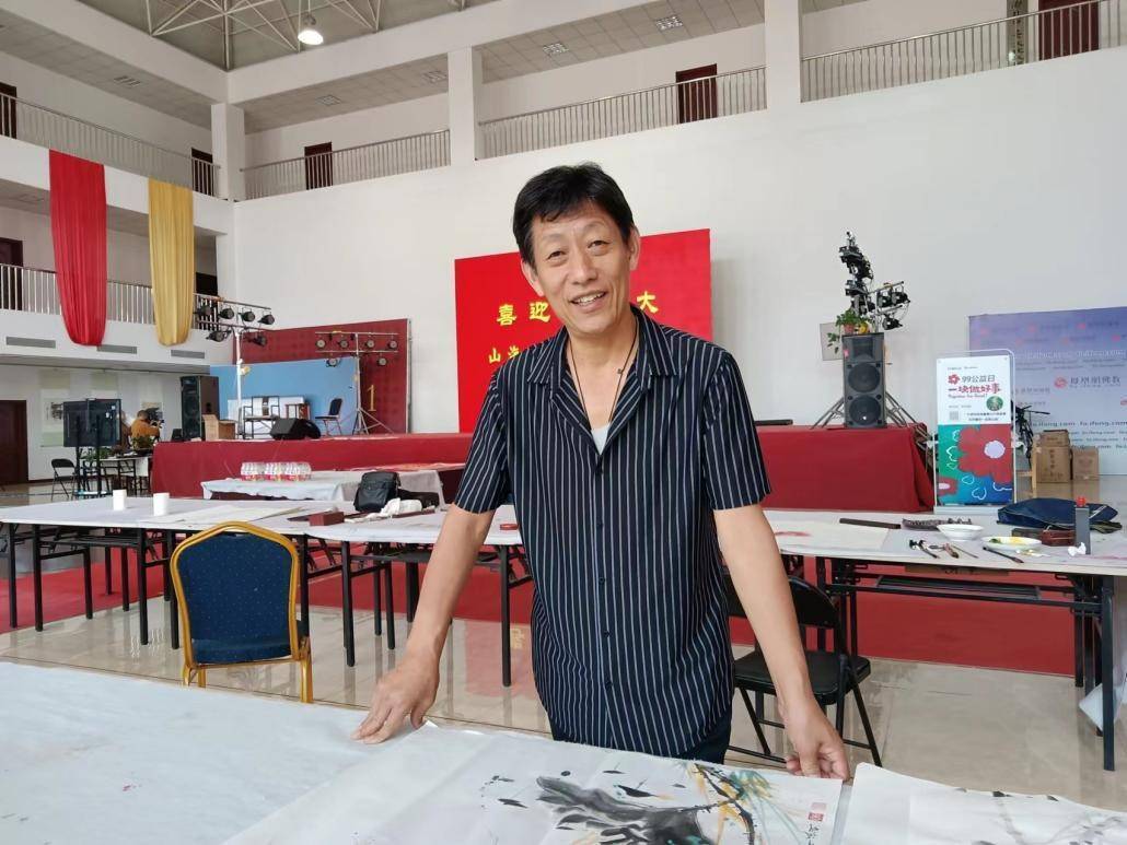 画家金振明在北京书画精英作品展上与中美协理事王阔海亲切交流_河北