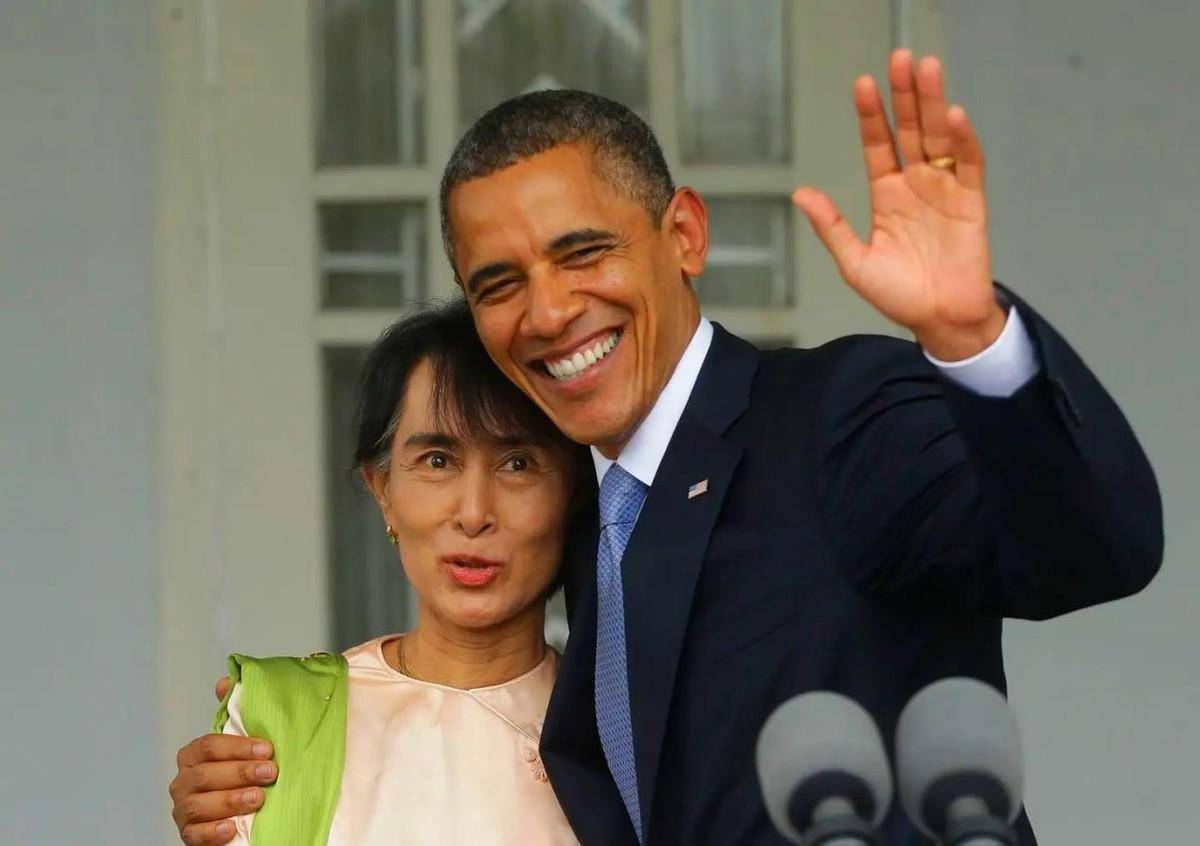 昂山素季与美国前总统奥巴马2022年,77岁的昂山素季又迎来了新一轮军