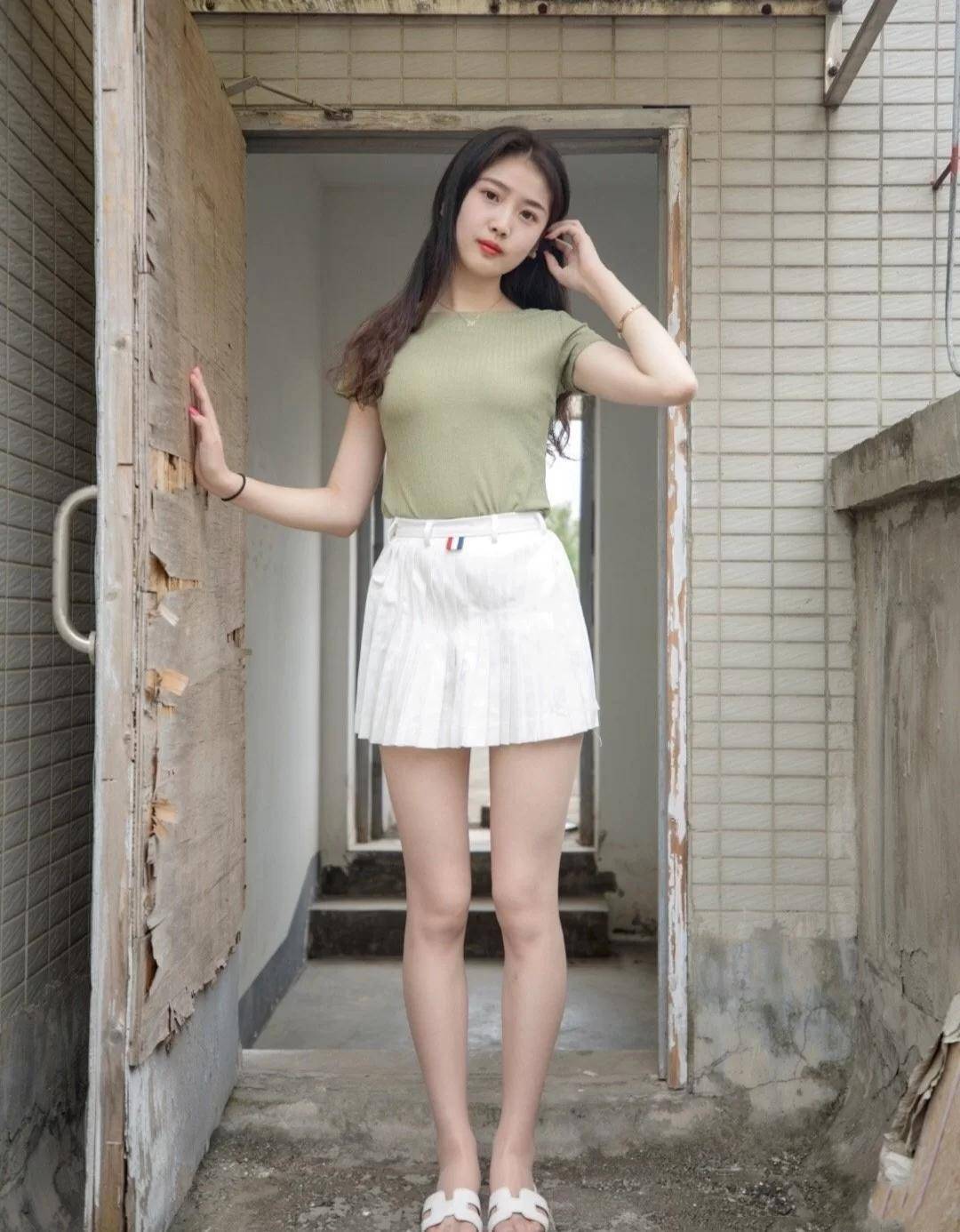 清纯可爱的邻家小妹,在露台上穿搭白色百褶裙,尽显清凉又时尚_姐姐