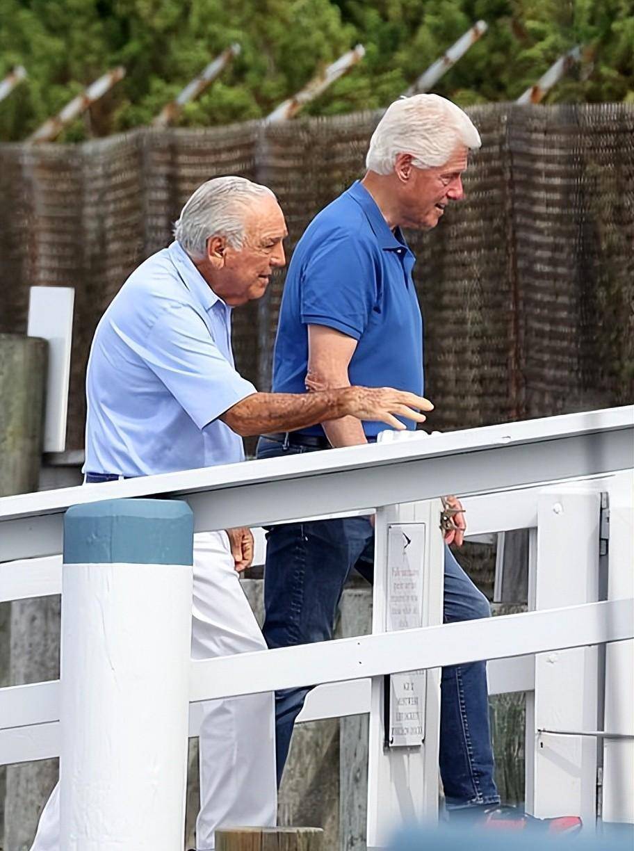 或许这个时候,希拉里应该很庆幸自己在拉链门事件中选择了隐忍和原谅