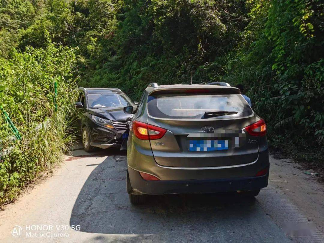 陸豐這起車禍,2輛小車在轉彎時撞成這樣_彎道_車輛_盲區