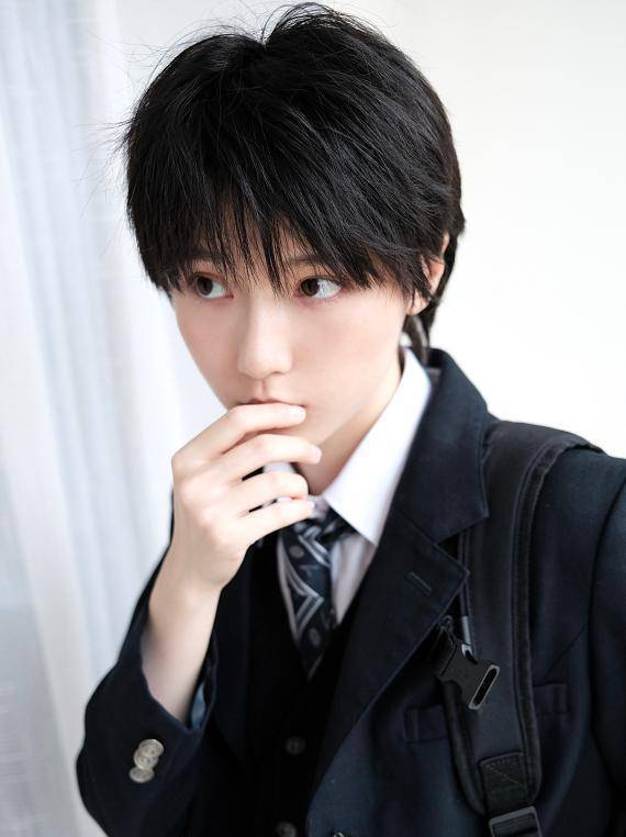 "诸葛大力"终于穿上jk制服,看清效果后,网友:这不那谁嘛_jk_穿着_头发