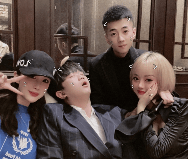 网红徐婕带货男士内裤,借机调侃前男友赵梦澈,师傅辛巴连麦劝和_直播