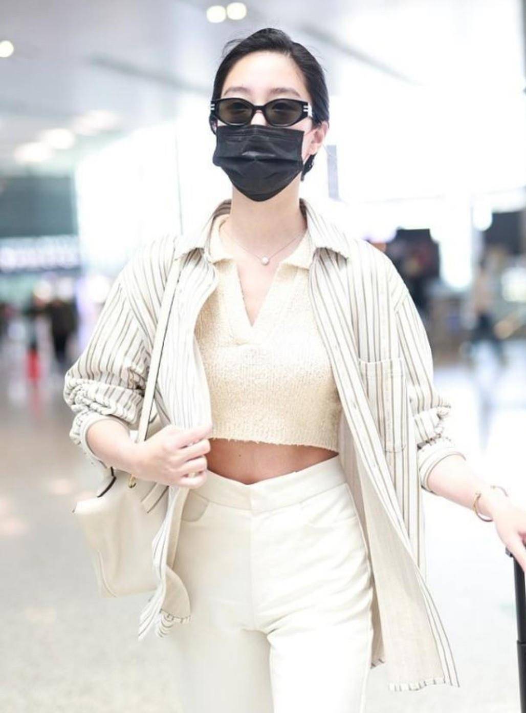 杨采钰的身材真绝,穿衬衫配露脐装亮相,小蛮腰格外抢镜_女性_时尚