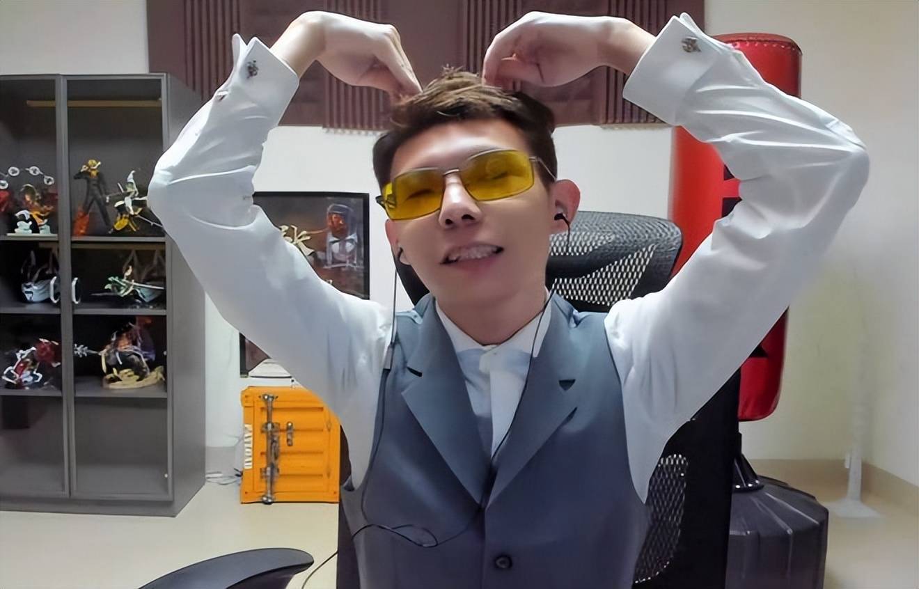 当直播间里的大量观众,建议他找一下坏空空时,张嘉文又跑去坏空空那里