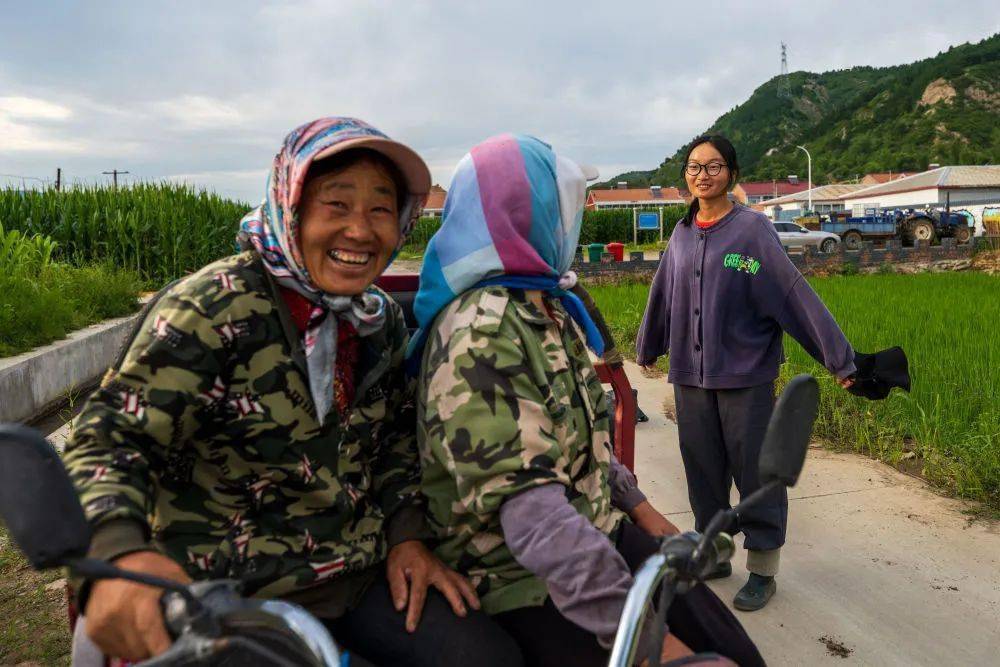 7月25日,在河北省承德市隆化县张三营镇东风村,结束了一天的劳作,宫