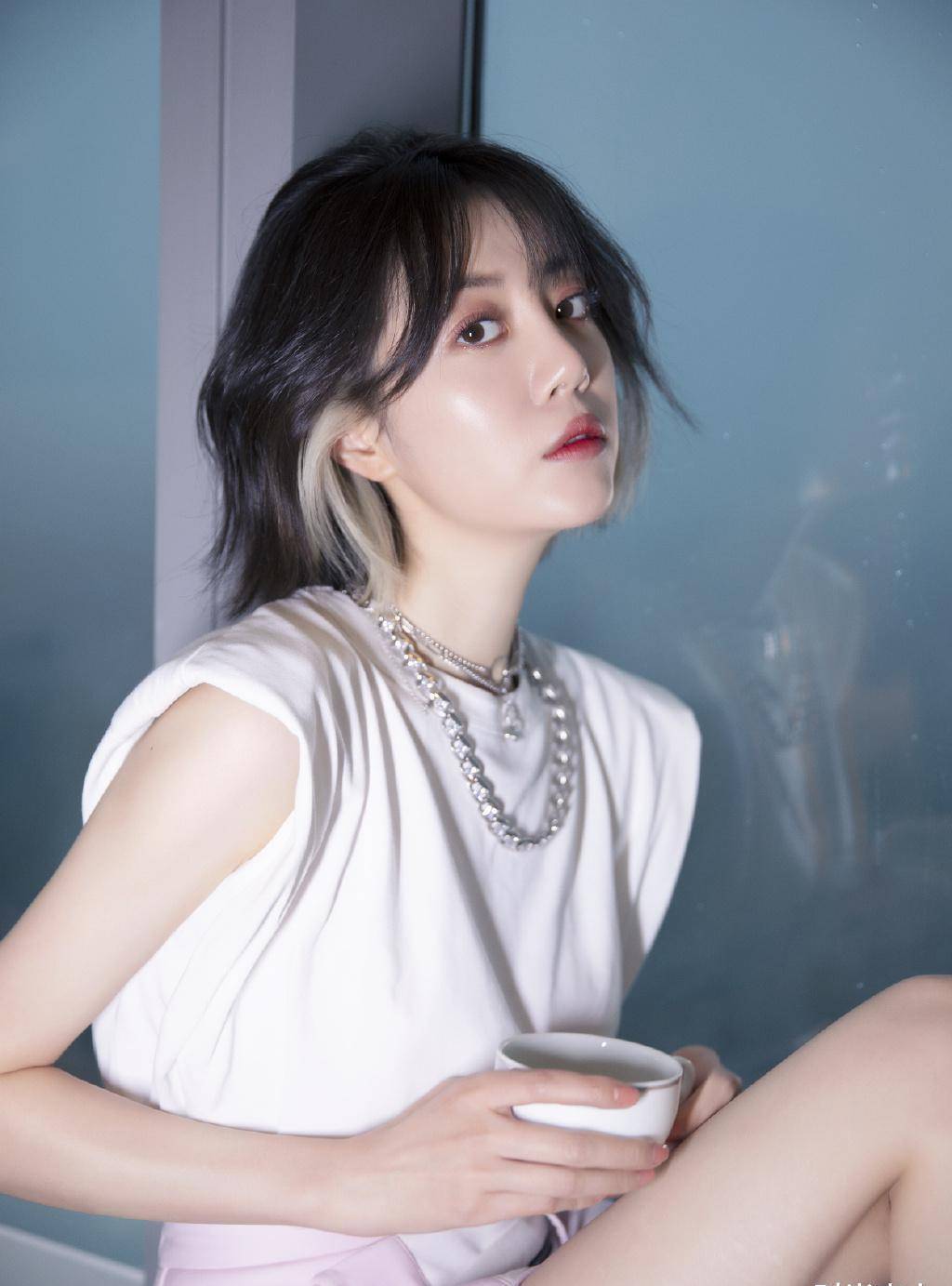 她"离开"杨幂后彻底沉寂,穿无袖衫配粉色裙装,身材曲线很撩人_李溪芮