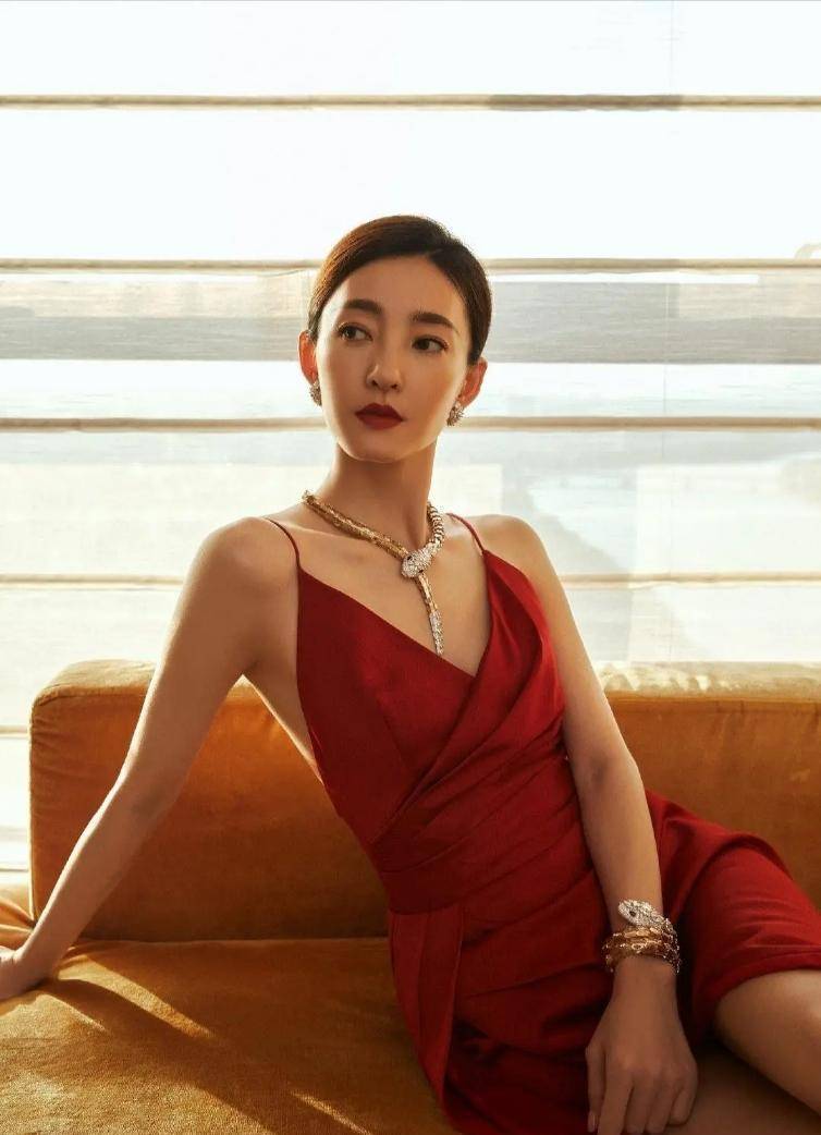 "素颜女神"王丽坤真敢穿,红色深v吊带裙秀事业线,时尚不媚俗_气质