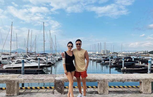 甜蜜分享老婆近照,身穿露脐装,蛇腰美人_妻子_身材_气质