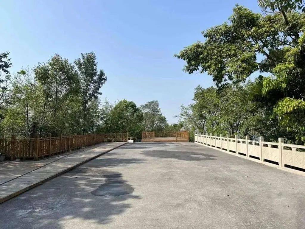近日,涂山雕塑公园观景台提升工程建设完工,市民朋友们看山城美景又添