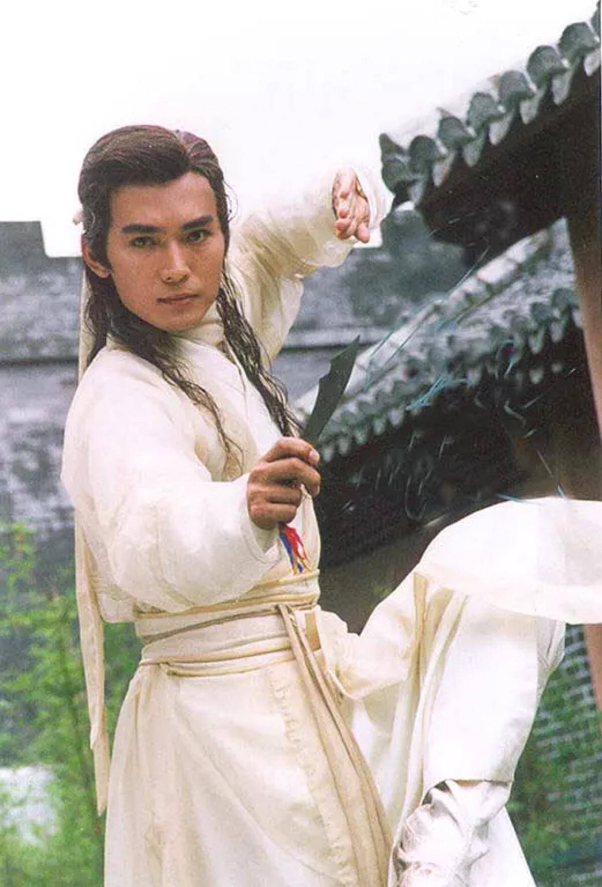 手执飞刀的李寻欢成了小伙伴们心中最帅的经典:小李神刀,冠绝天下