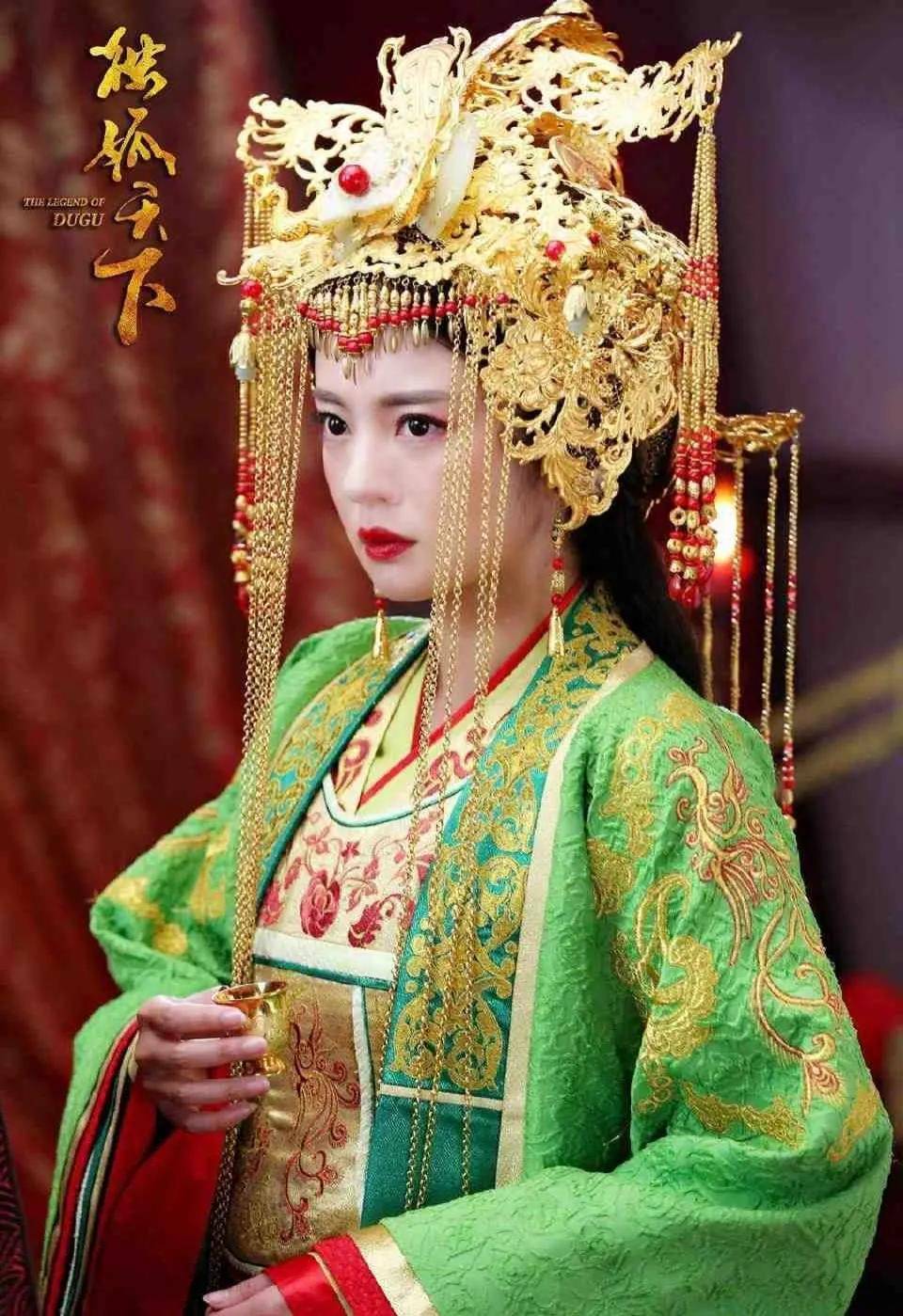 在电视剧《独孤天下》中,独孤家的女儿出嫁时的婚服都非常好看大气.
