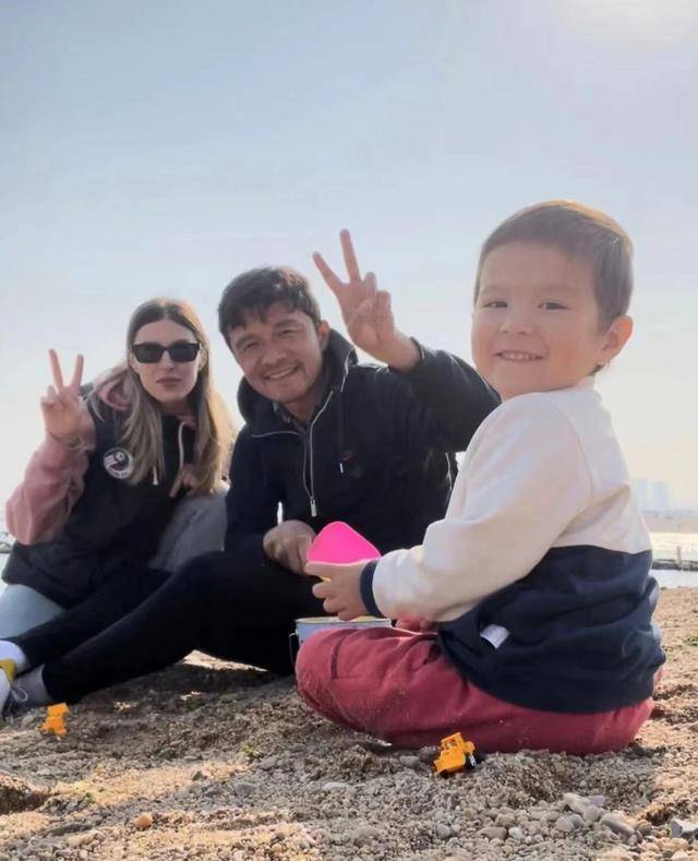 47岁谢晖回上海老家,俄超模老婆金发碧眼,4岁混血儿子神似爸_谢辉