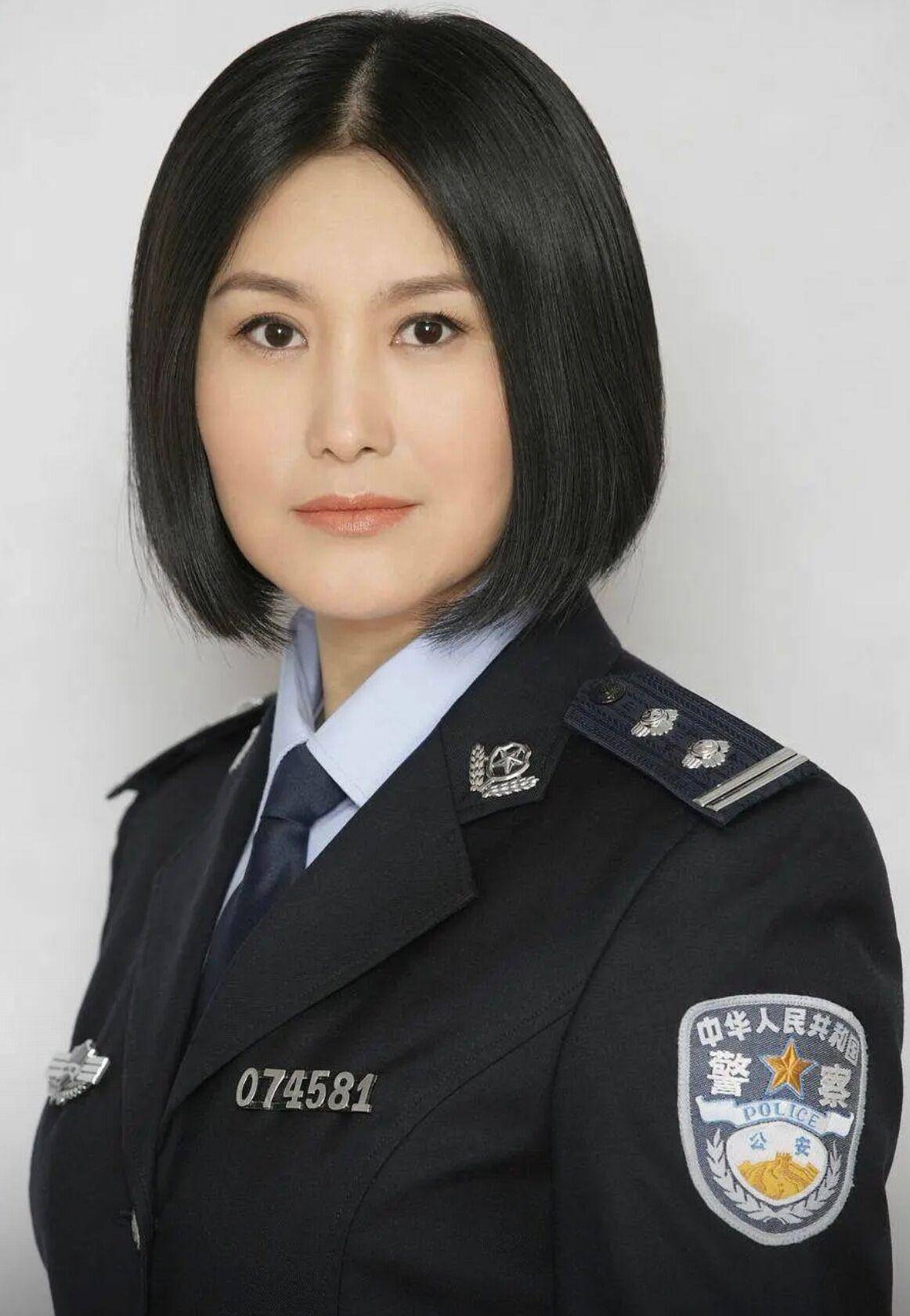 女警察短发照片图片