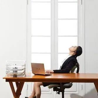 办公族久坐肥胖怎么办？_背部_动作_运动