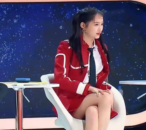 关晓彤的"蛇形坐姿"火了,众人纷纷模仿,发现只有瘦子才能做到_身材_陈