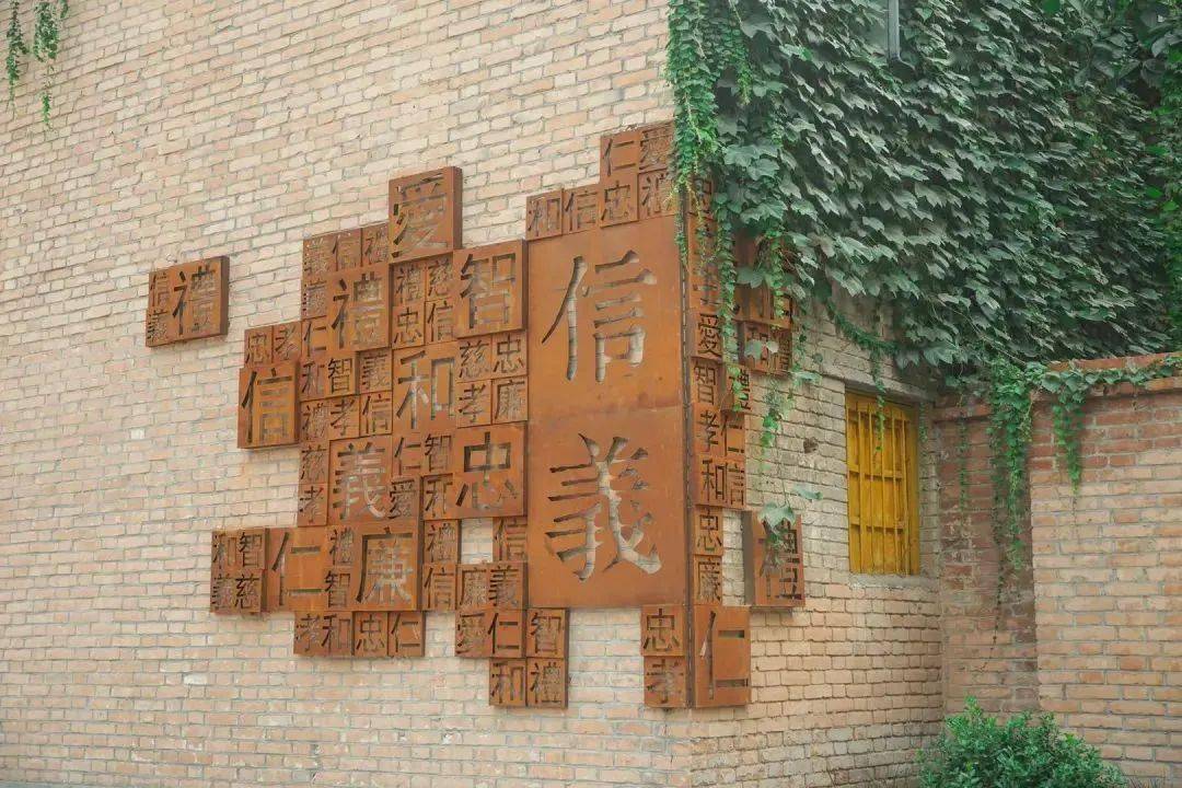 青石板路和红砖外墙,自身带有文化气息,承载了信义巷的岁月印记.