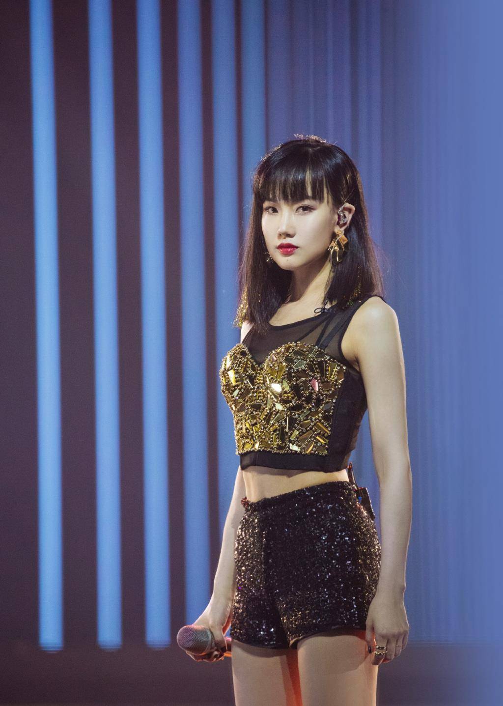 黄龄舞台造型太拉风了,穿绿色印花连衣裙,配红色假睫毛抢镜十足_下身