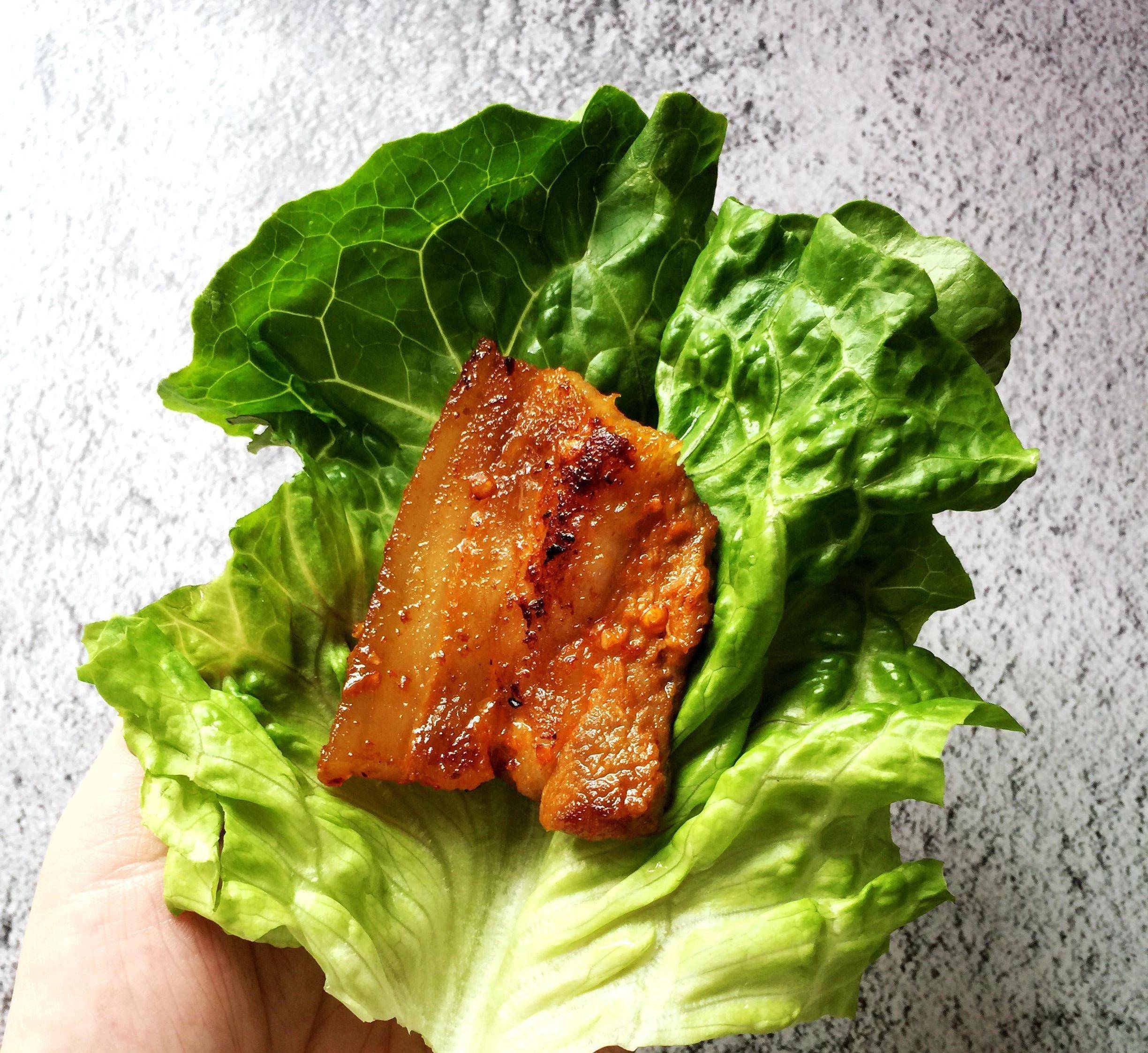 4:煎香的五花肉,包生菜,泡菜一起吃,就相当于韩式烤肉了.