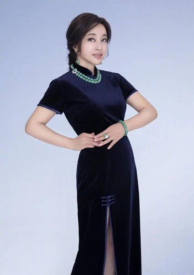 64岁刘晓庆穿印花旗袍,彰显国粹经典,完美演绎优雅不分年龄_身材_传统