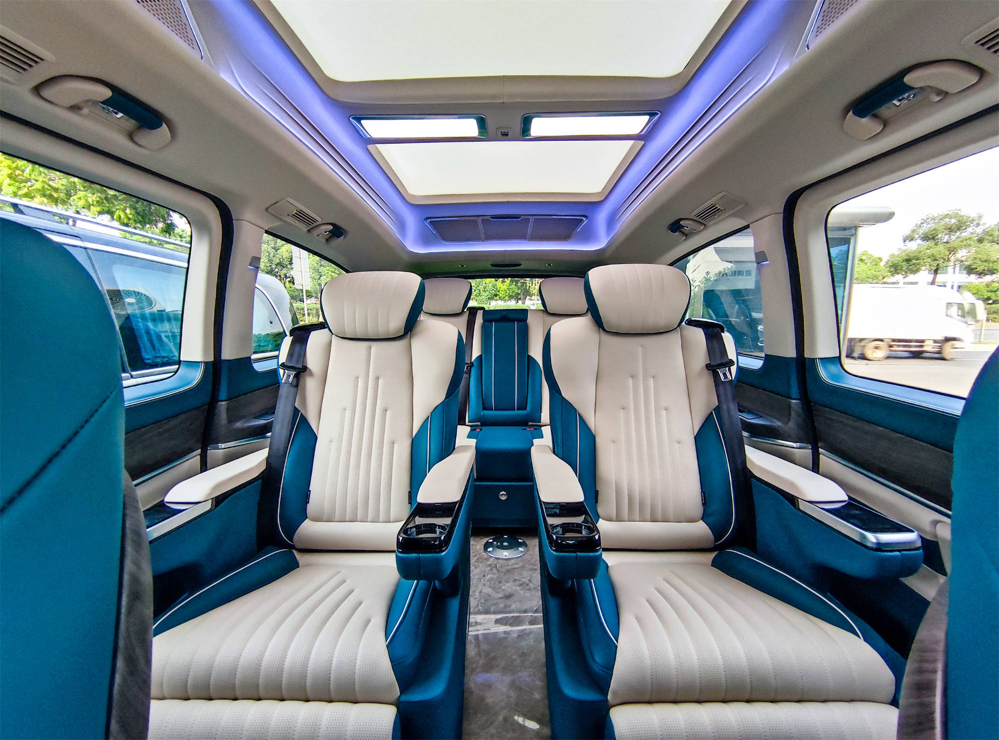 全新奔驰v260l商务车,加高顶长轴7座大空间,颜值气场都在线!