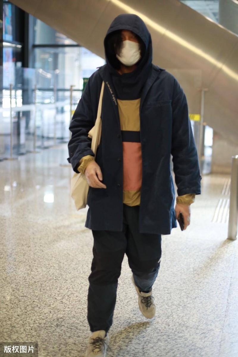 王传君低调走机场,三层上衣包裹严实,复古风搭配展现文艺气息_工装