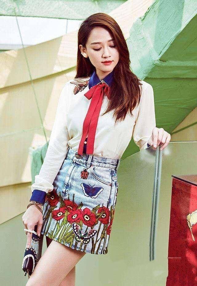 41岁陈乔恩也太美了,扎丸子头配t恤短裤,看着像18岁少女!