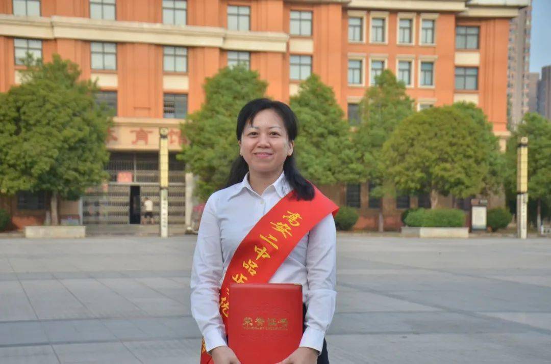 高安二中授予20名教师"品正奖优秀教师,班主任"称号!_教学_从教_教育