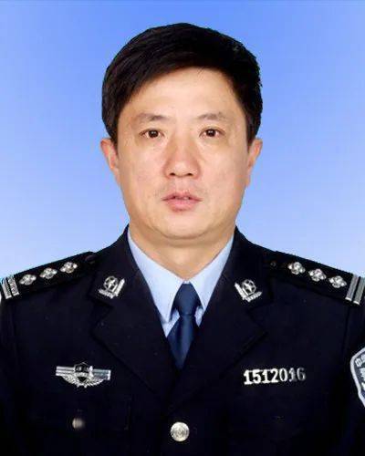 内蒙古监狱管理局东部分局管教科科长,四级高级警长,一级警督警衔;高
