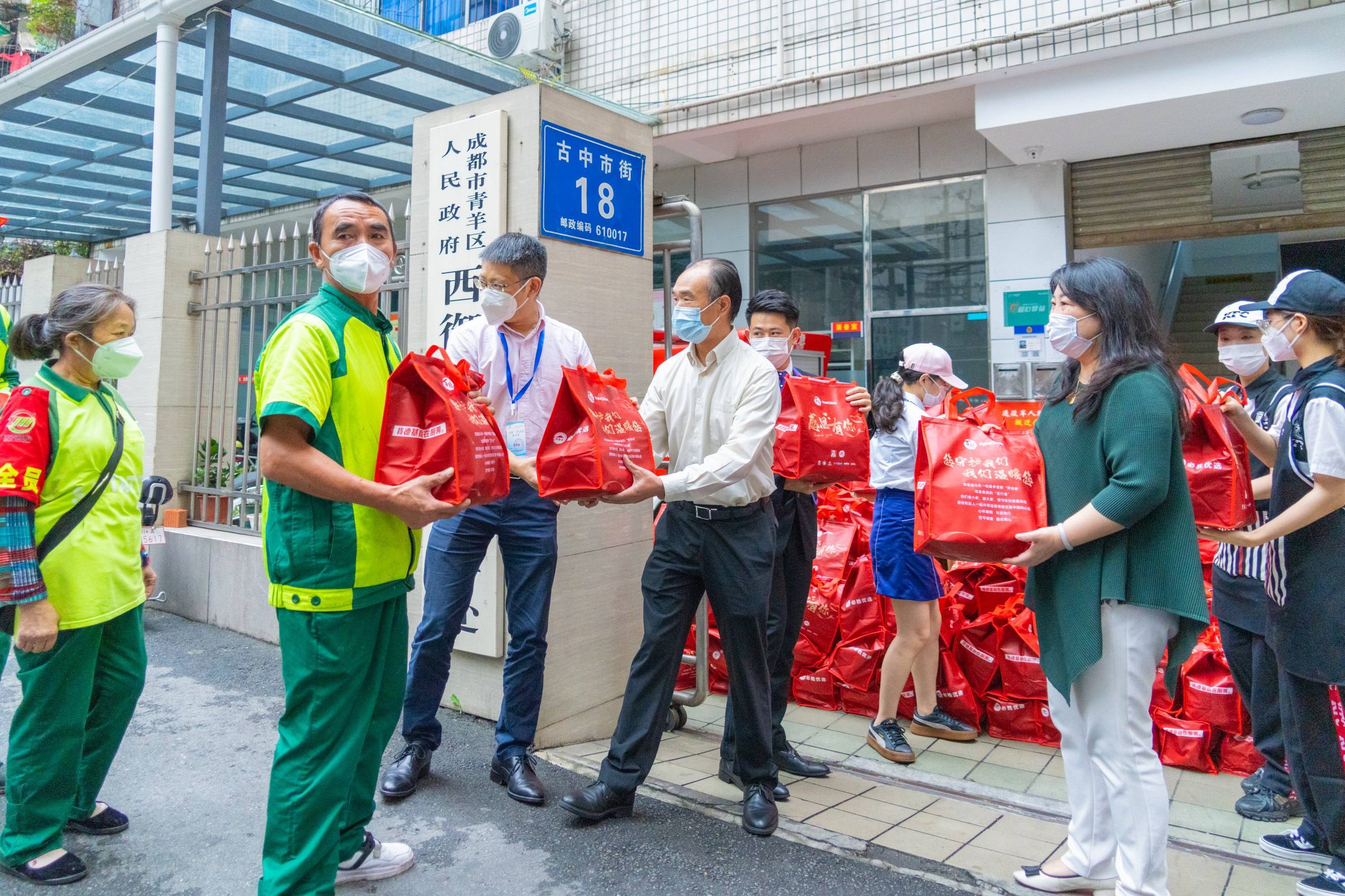 成都疫情期间一线工作者 百胜中国用美味礼包加油_爱心_青羊区_肯德基