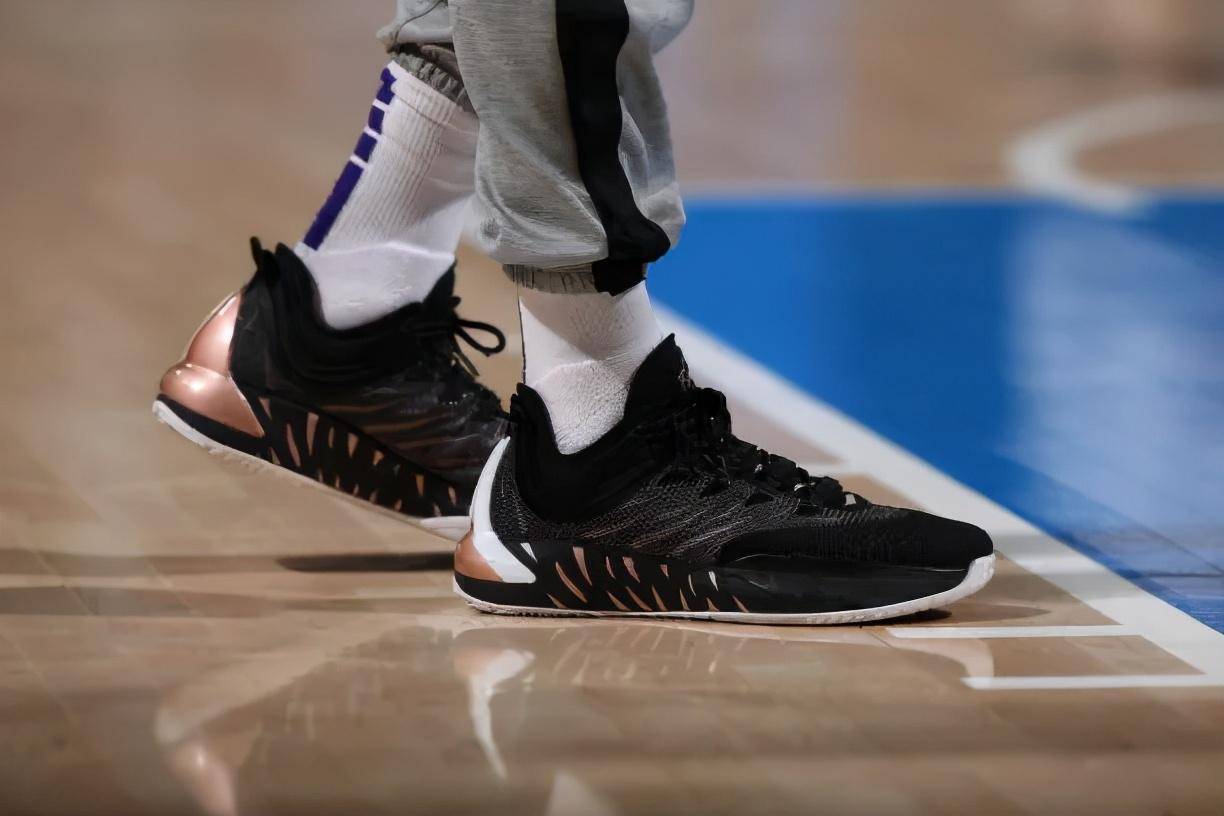 nba球员上脚:巴特勒穿驭帅1442,伦纳德2代来了_球鞋_比赛_匹克