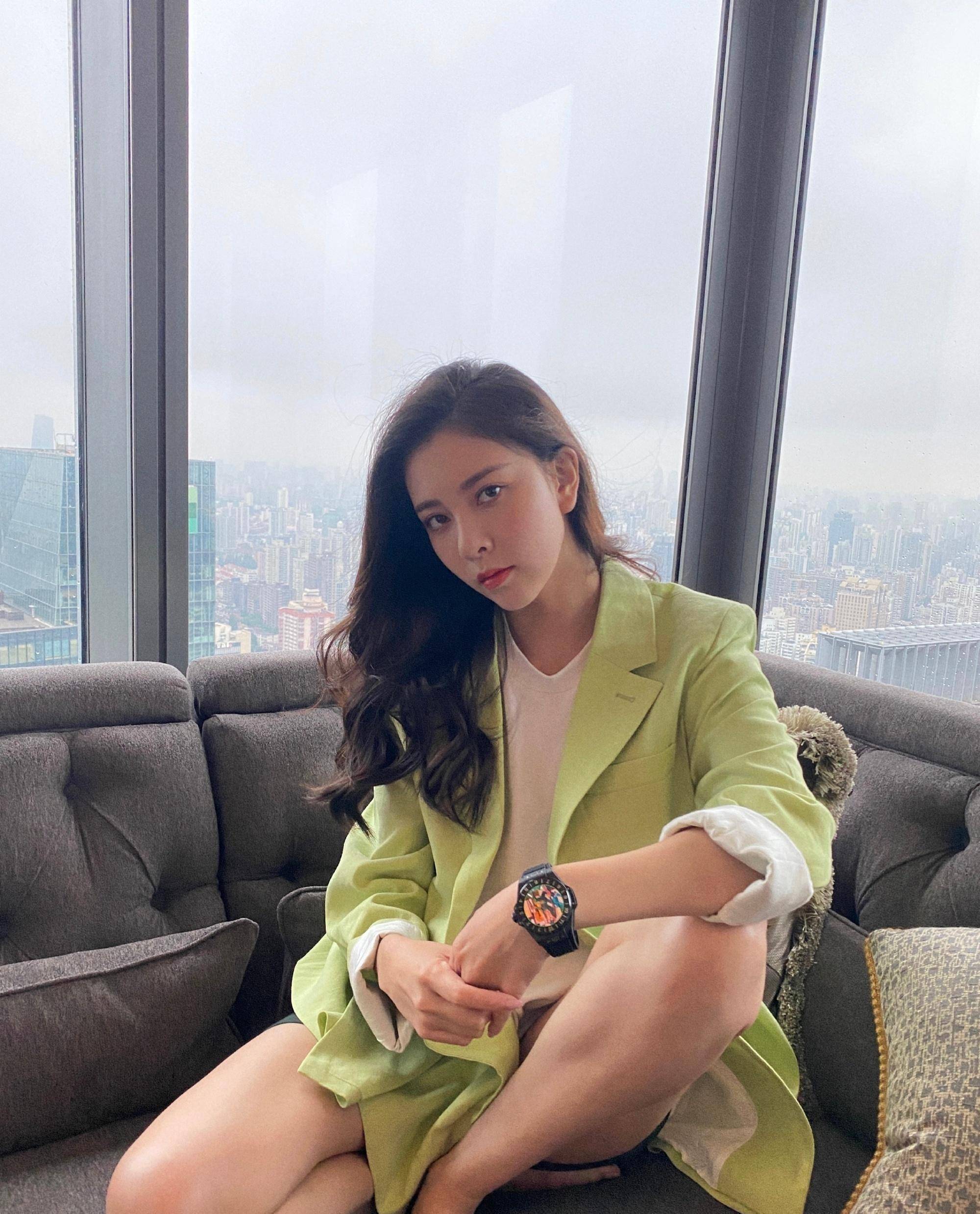 宋妍霏更新日常穿搭,牛油果绿色挽边西服内搭白t简约清爽却又不单调