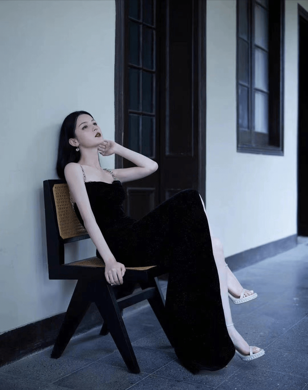 哈妮克孜美得好高级,一身黑色吊带裙复古典雅,身材纤瘦美极了_小黑