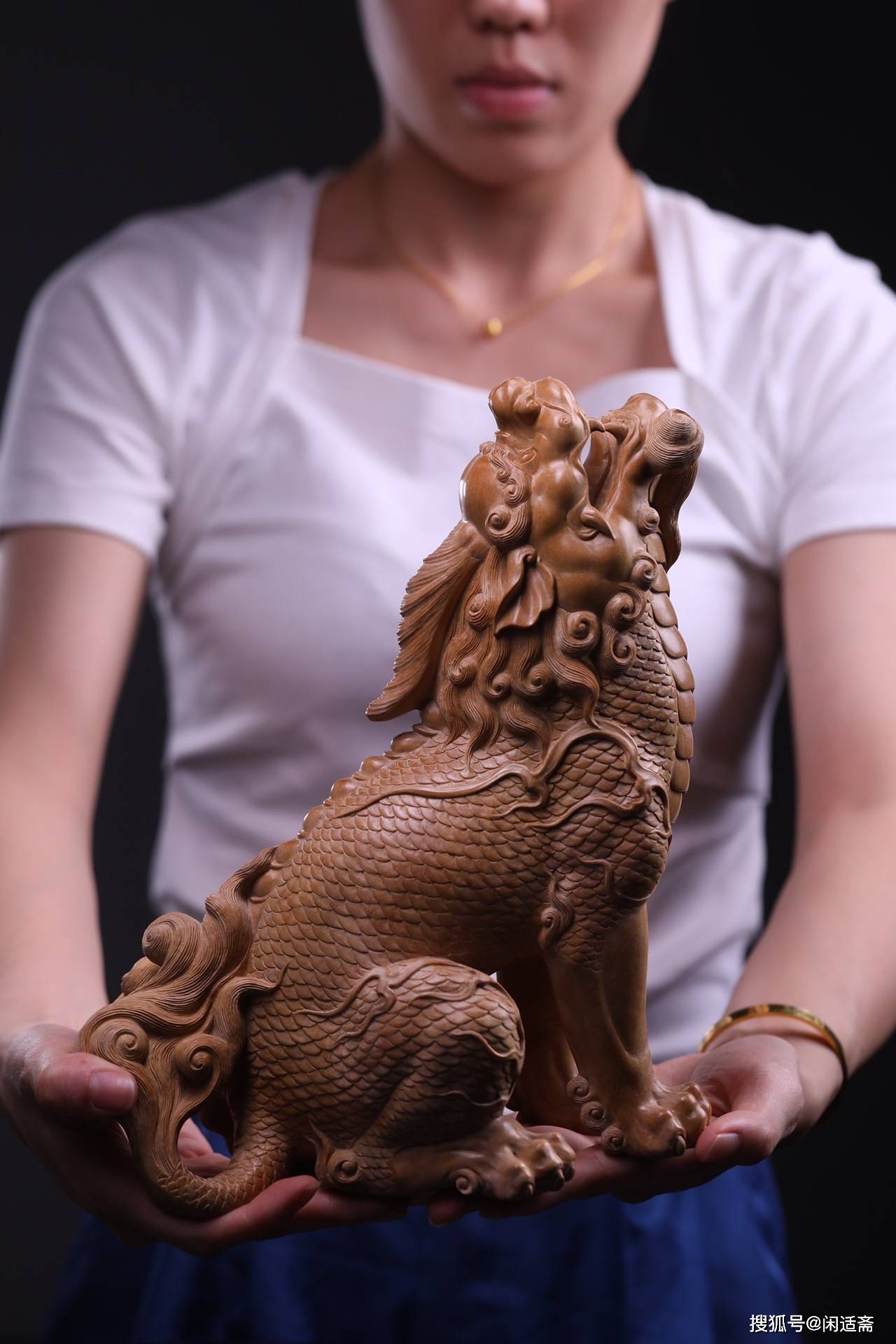 此件望天吼作品在造型上吸纳汉代瑞兽威武雄壮的气息;在工艺上立体