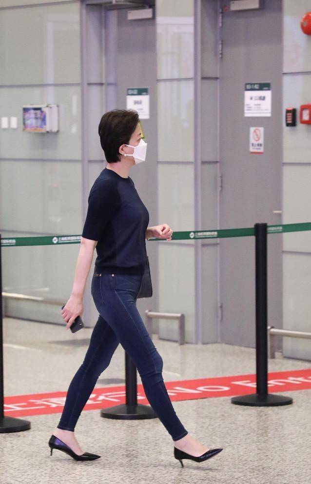 杨澜毫不做作,穿基础款走机场自信优雅,52岁露出小肚腩也不怕_颜色
