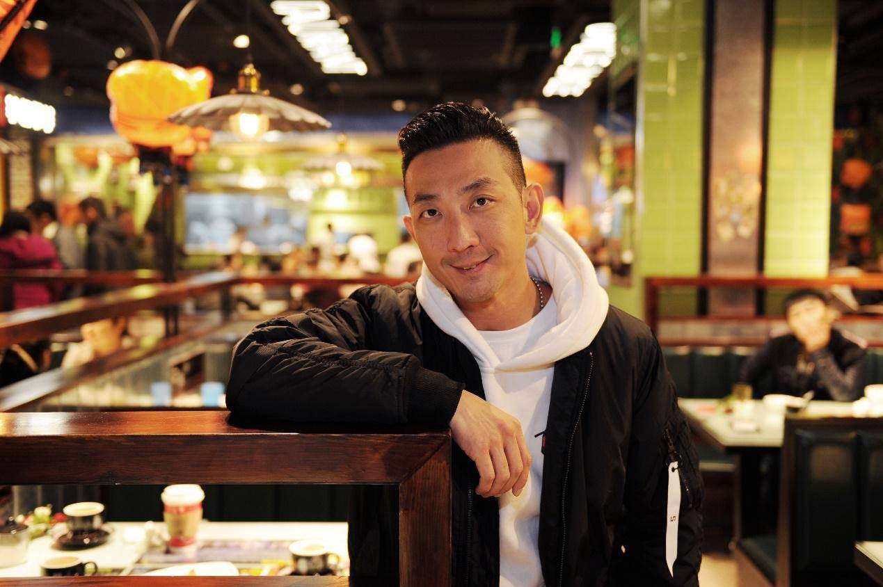 李灿森发布中秋视频引赞誉,他说凤梨酥懂事了就会回来了_表演_谢霆锋