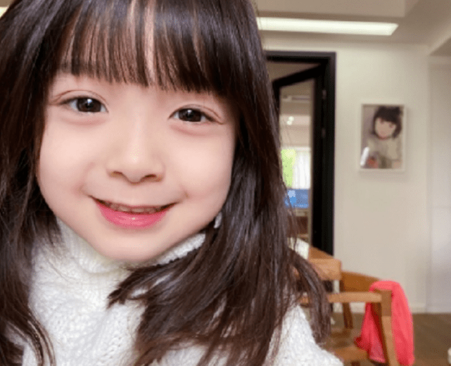 被华晨宇捧在手心的女孩长大了,6岁颜值爆棚,被全网禁止整容_哈琳